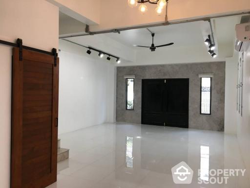 3-BR Townhouse near BTS Asok