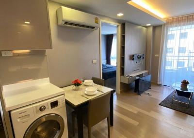 1-BR Condo at Dazzle Sukhumvit 7 near BTS Nana