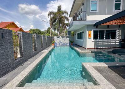 5 Bedrooms House in Areeya Villa East Pattaya H010897