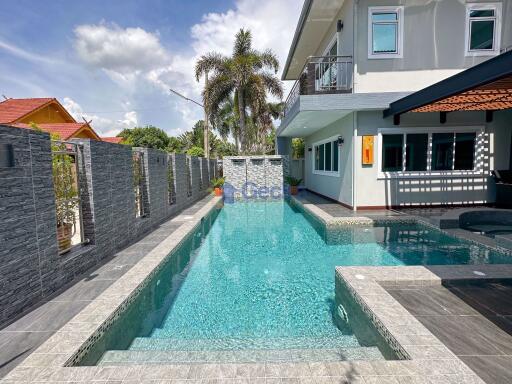 5 Bedrooms House in Areeya Villa East Pattaya H010897