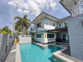 5 Bedrooms House in Areeya Villa East Pattaya H010897