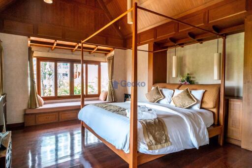 4 Bedrooms House in Dharavadi Village Na Jomtien H010892