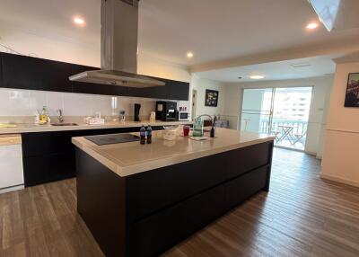 Spacious Condo Sukhumvit 39 Sale