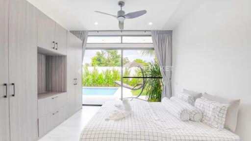 Modern 4-Bed Villa near Beach