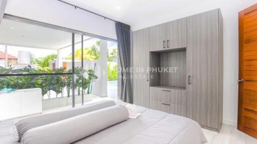 Modern 4-Bed Villa near Beach