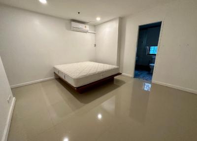 For RENT : Moon Tower / 4 Bedroom / 4 Bathrooms / 300 sqm / 80000 THB [10923513]