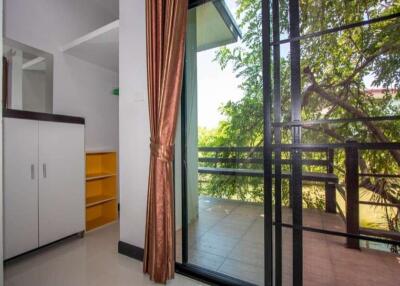 Beautiful 2 bedroom lakeside bungalow to rent at Saraphi