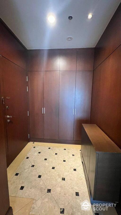 3-BR Apt. near BTS Phloen Chit