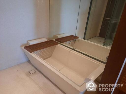 1-BR Condo at Hansar Bangkok Hotel near BTS Ratchadamri