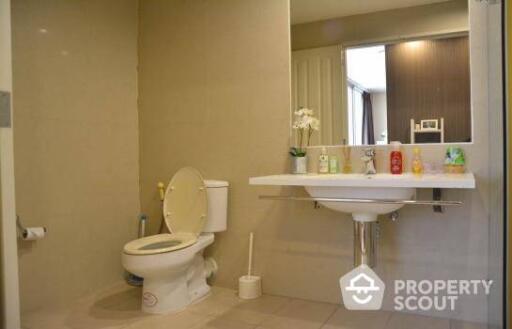 2-BR Condo at Ban Chao Phraya Condo near MRT Hua Lamphong