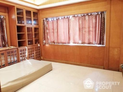 5-BR House near MRT Sutthisan