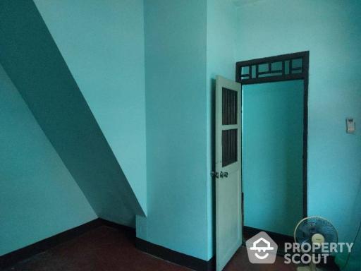 2-BR Townhouse near MRT Sanam Chai