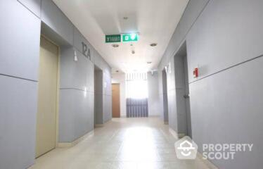 1-BR Condo near MRT Kamphaeng Phet (ID 424101)