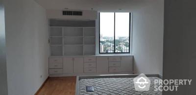 2-BR Apt. near MRT Sanam Chai (ID 494490)