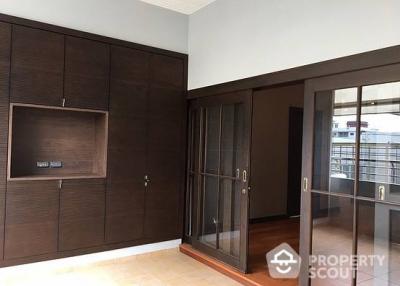 3-BR Apt. near BTS Phra Khanong (ID 18692)