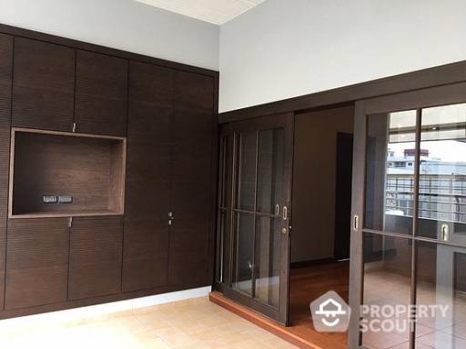 3-BR Apt. near BTS Phra Khanong (ID 18692)