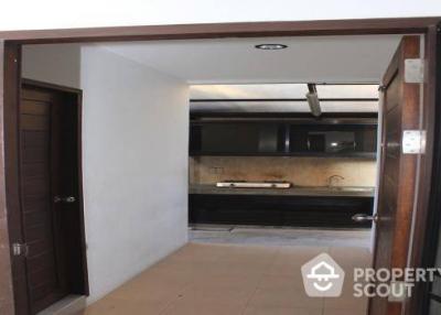 4-BR Townhouse near BTS Sanam Pao