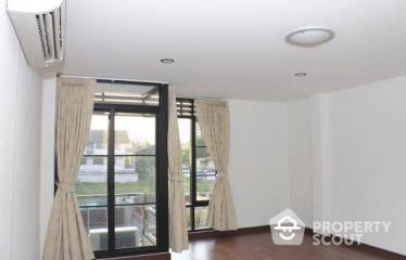 4-BR Townhouse near BTS Sanam Pao