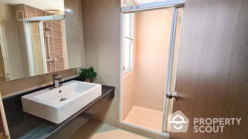 2-BR Condo at Baan Samsen Condominium near MRT Bang O