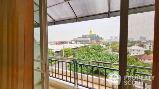 2-BR Condo at Baan Samsen Condominium near MRT Bang O