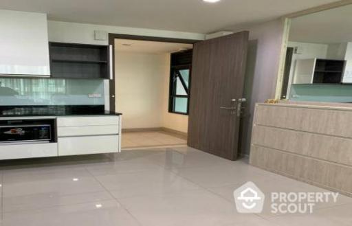 2-BR Condo near MRT Sutthisan (ID 424800)