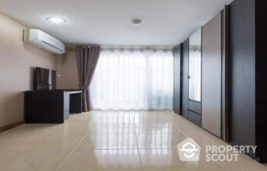 2-BR Condo near MRT Sutthisan (ID 424702)