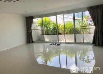 4-BR Townhouse at The Natural Place near MRT Phetchaburi