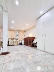 5-BR House near MRT Sutthisan