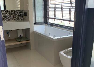 1-BR Condo at Rhythm Sukhumvit 44/1 near BTS Phra Khanong