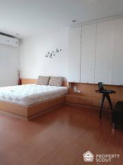 2-BR Condo near MRT Huai Khwang