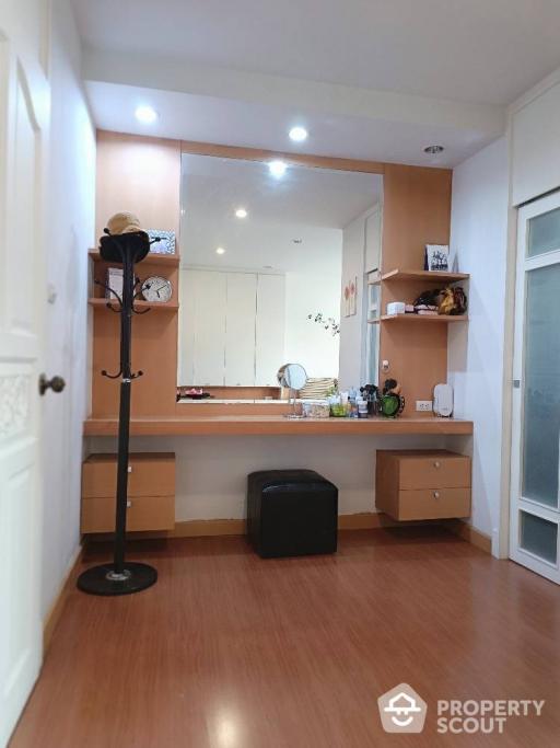 2-BR Condo near MRT Huai Khwang