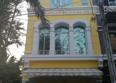 3-BR Townhouse in Bang Na Tai