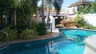 Elegant modern Pool Villa in Jomtien For Sale