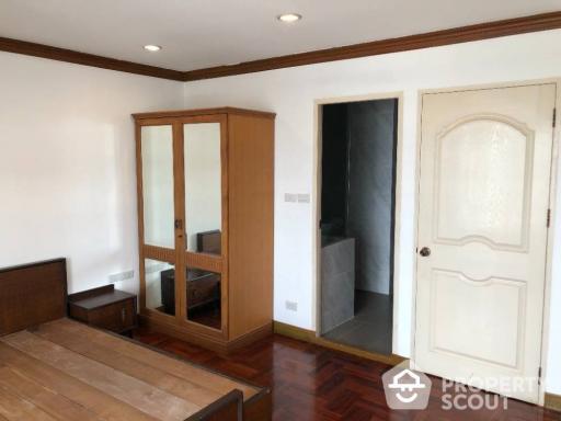 2-BR Condo at Baan Kasemsan 1 Condo near BTS National Stadium