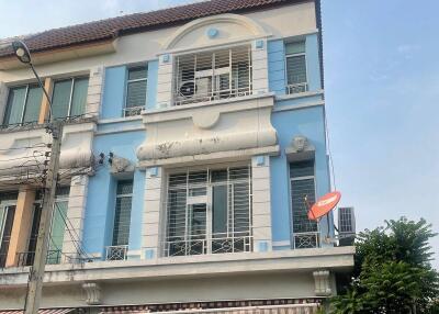 3-BR Townhouse in Bang Na Tai