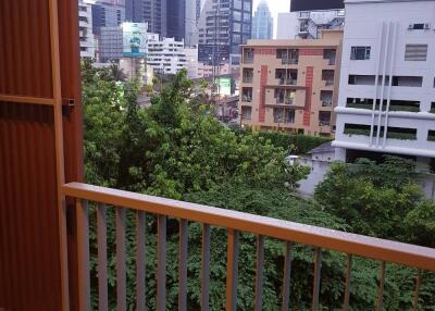 1-BR Condo at Focus Ploenchit near BTS Nana