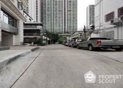 8-BR Townhouse near MRT Phra Ram 9