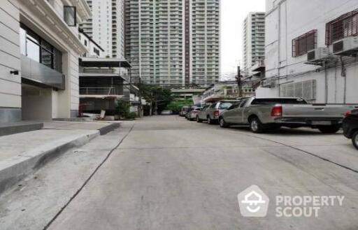 8-BR Townhouse near MRT Phra Ram 9