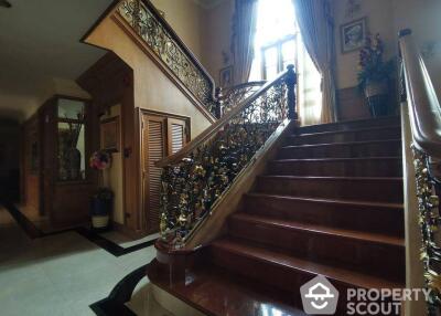 6-BR House near MRT Sanam Chai