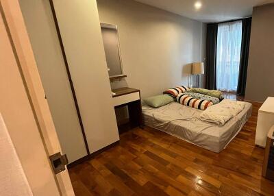 2-BR Condo at The Niche Sukhumvit 49 near MRT Phetchaburi