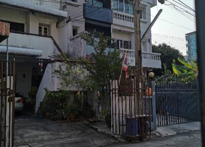 4-BR Townhouse near MRT Huai Khwang