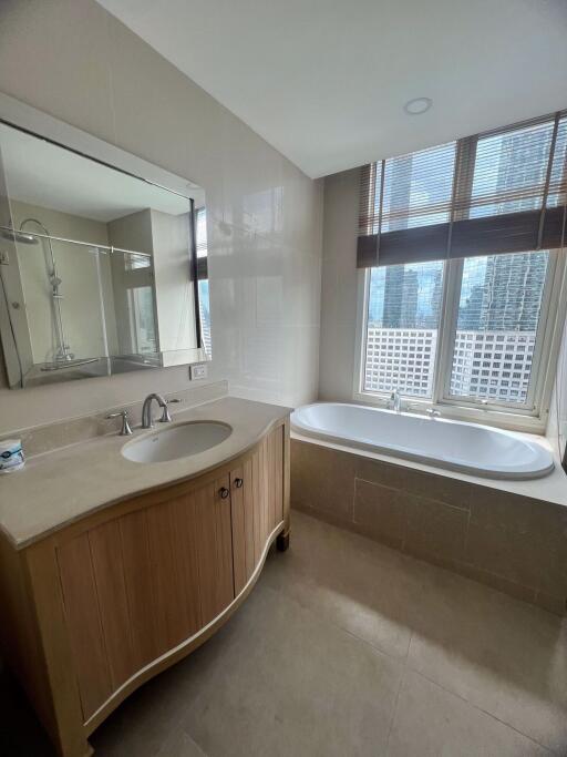 2 bed Condo in The Empire Place Yan Nawa Sub District C020263