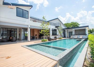 Smart Home 4 BR Pool Villa Pa Daet Chiang Mai