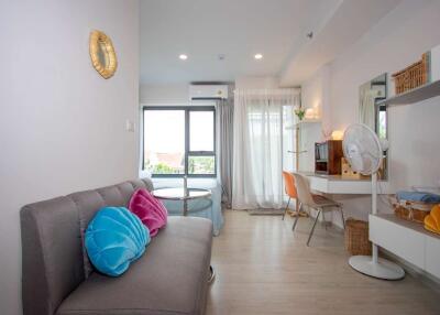 Bright, cheerful studio room at the Escent Park Ville
