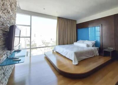 3 Bedrooms 3 Bathrooms Size 132sqm. Fullerton Sukhumvit for Rent 80,000 THB