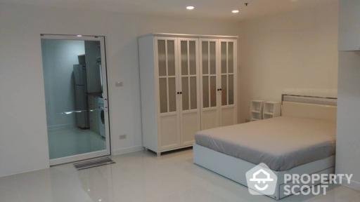 1-BR Condo at Silom Suite Condominium near BTS Chong Nonsi