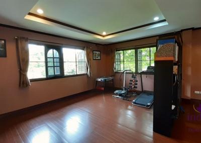 Charming 4 bedroom home with a large garden in a peaceful semi-rural area in a Thai neighbourhood in San Kamphaeng.