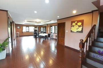 Charming 4 bedroom home with a large garden in a peaceful semi-rural area in a Thai neighbourhood in San Kamphaeng.