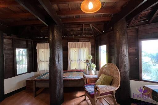 บ้านไม้สักไทยที่สวยงามบนพื้นที่ 2 ไร่ในดอยสะเก็ด