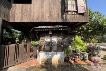 บ้านไม้สักไทยที่สวยงามบนพื้นที่ 2 ไร่ในดอยสะเก็ด